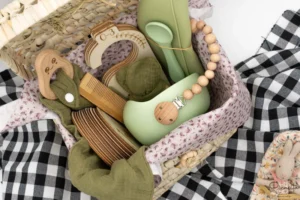 ¿Por qué elegir una canastilla bebé como regalo emotivo?